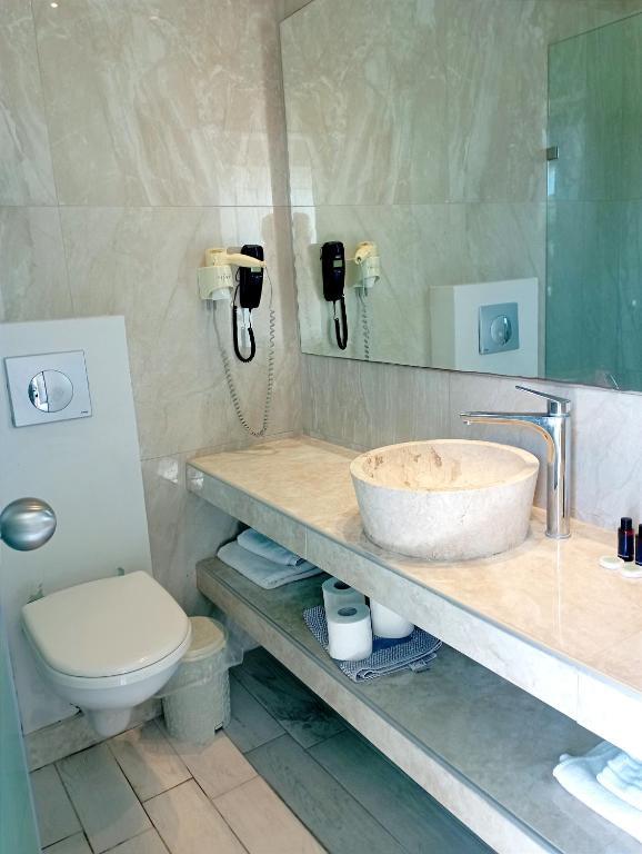 Hanioti Melathron Hotel Double Room bathroom